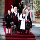 17. mai: Kronprinsfamilien hilser barnetoget i Asker utenfor Skaugum, før de inntar Slottsbalkongen. Foto: Terje Pedersen, NTB scanpix